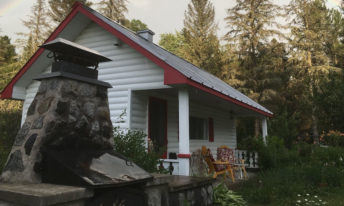 Saint-Elie-de-Caxton Bed & Breakfast | Chalet Le Semeur by the river