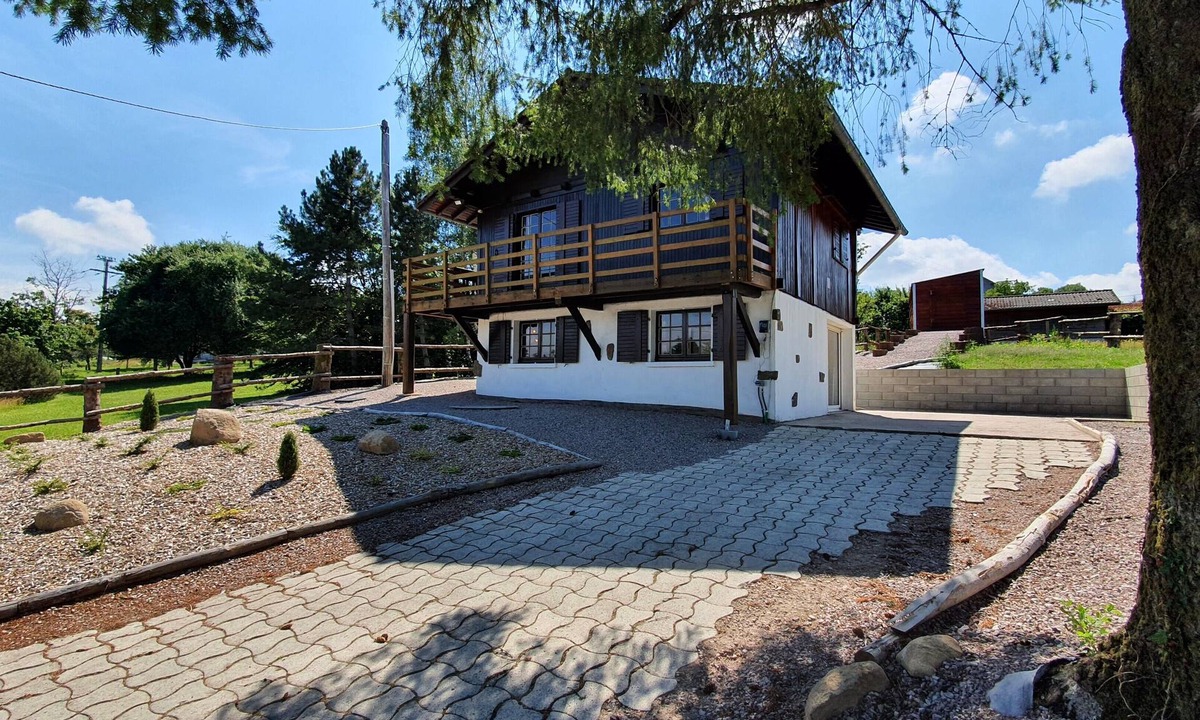 Champdray Ski Chalet | Chalet 'Le Chandeley' with Private Terrace, Private Garden and Wi-Fi