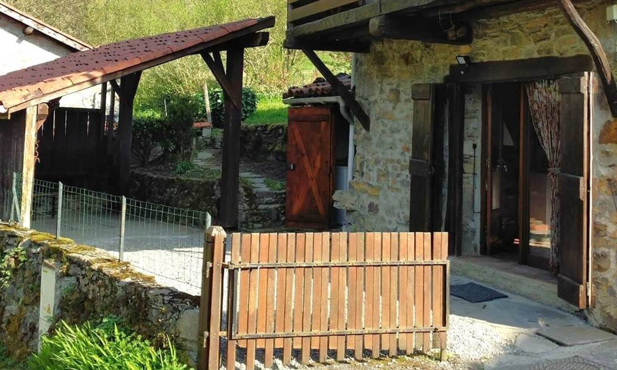 Fougaron House | Chalet 'Le Gîte Des Trois Ruisseaux' with Mountain View, Private Terrace and Wi-Fi