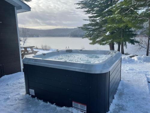 Saint Zenon Ski Chalet | Chalet le Huard directement au bord du lac