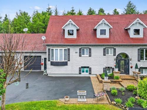 Eastern Townships Ski Chalet | Chalet le palais royal arcade games billiard spa