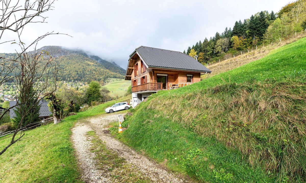 Aillon-le-Jerune Ski Chalet | Chalet 'Le Revers' with Mountain View, Private Terrace and Garden