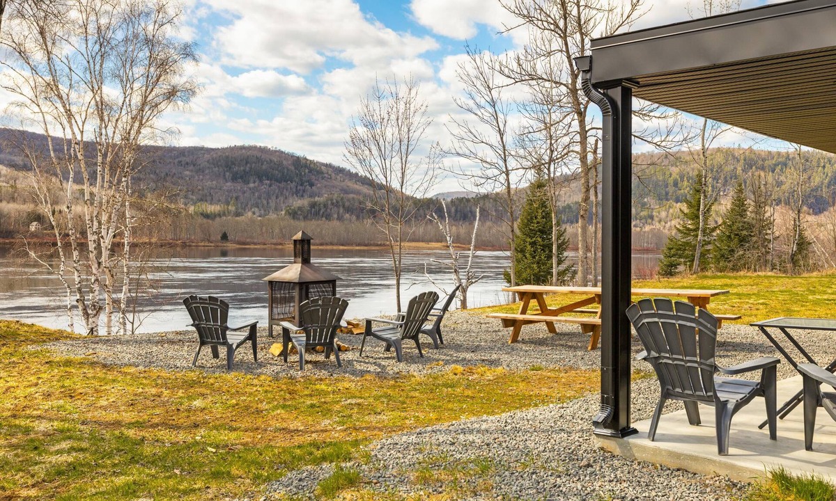 Trois-Rives Ski Chalet | Chalet le Saint-Mo on the banks of the St-Maurice River with spa