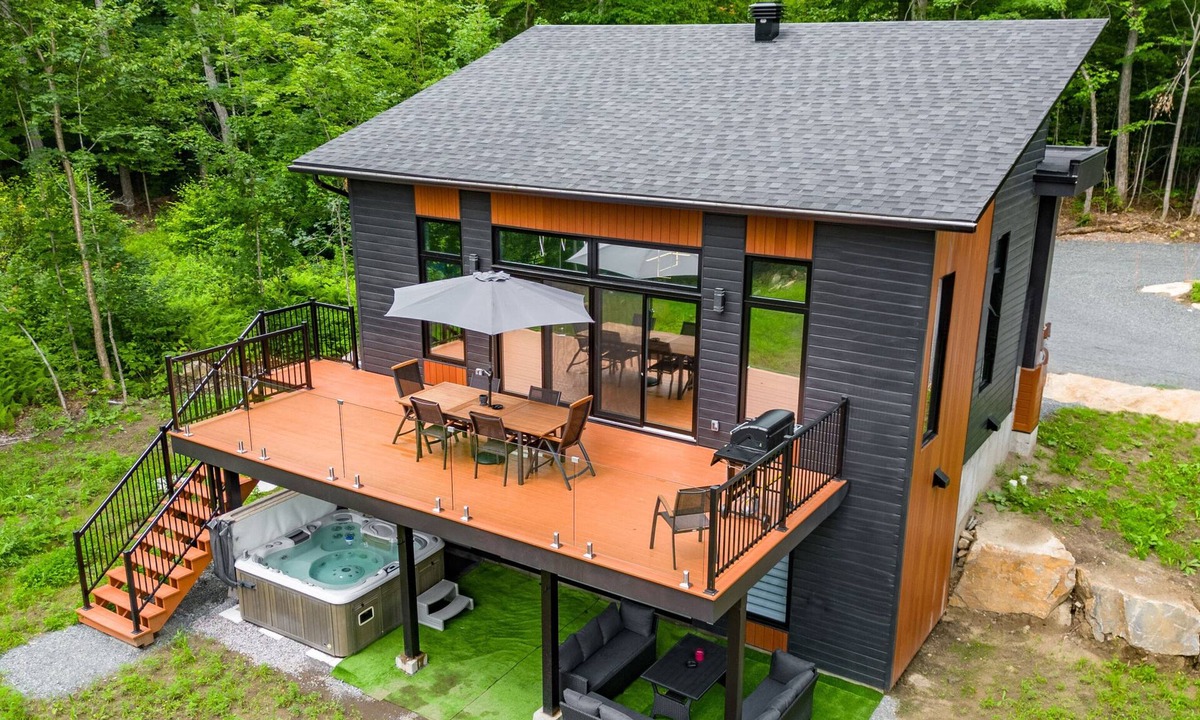 Brownsburg-Chatham Ski Chalet | Chalet Le Valcourt | 4season Spa | BBQ | Firepit | AC | Foosball | Natural Light