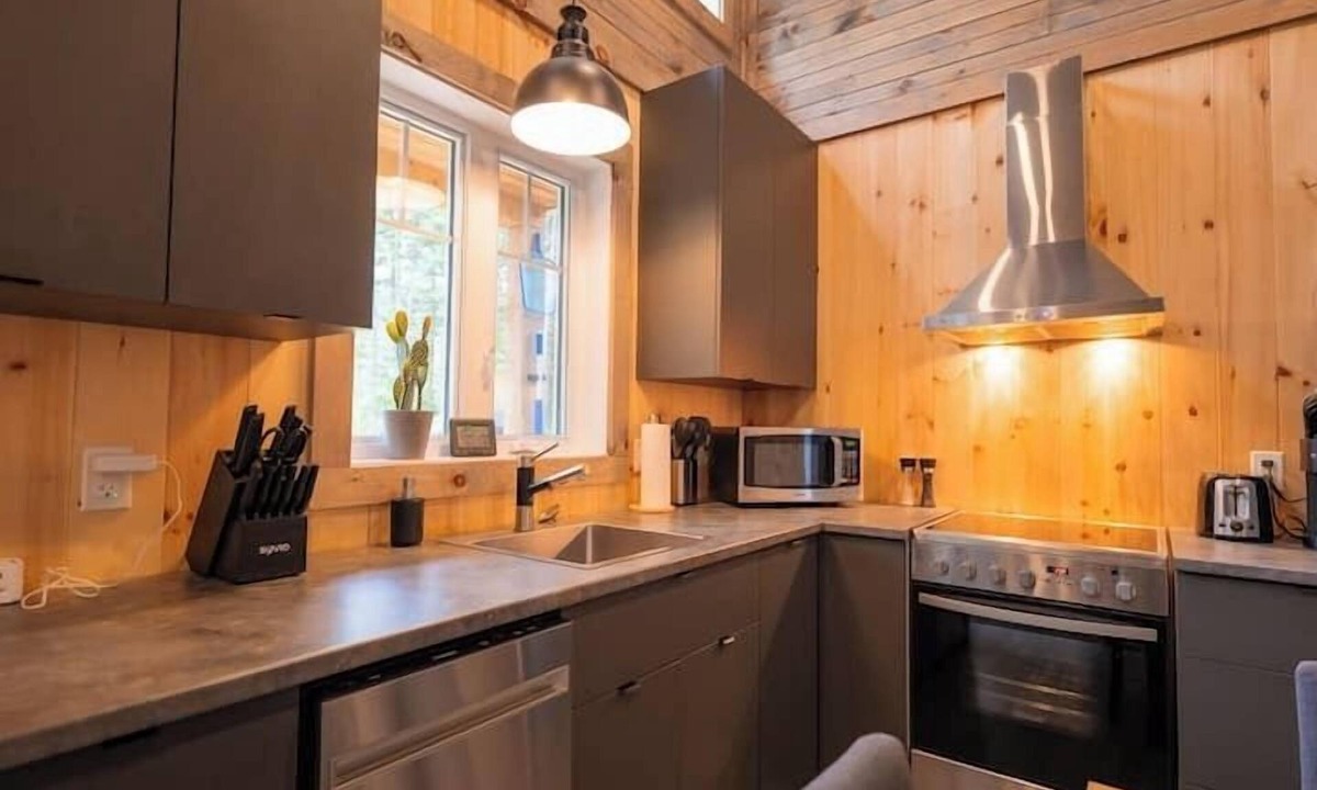 La Tuque Ski Chalet | Chalet Le Western - Waterfront!
