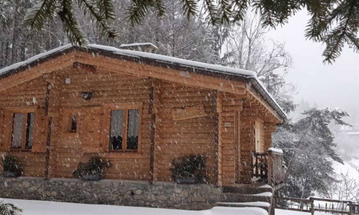 Bluffy Ski Chalet | CHALET LES CLARINES between lake and mountains