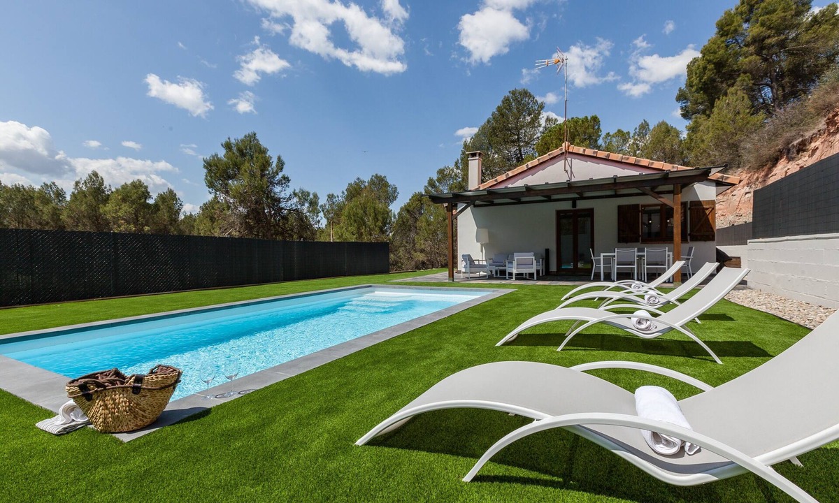 Castellnou de Bages Ski Chalet | Chalet 'Les Roques' with Mountain Views, Wi-Fi, and Air Conditioning