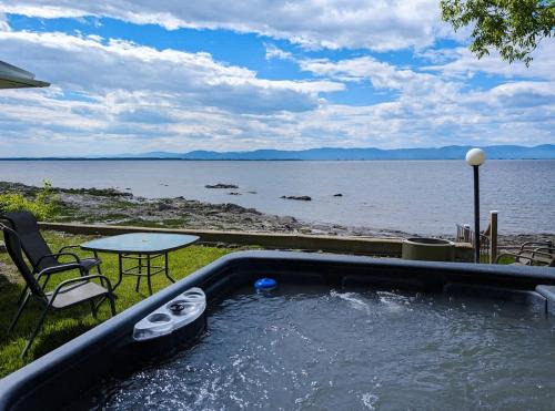Cap-Saint-Ignace Ski Chalet | Chalet Loft #4 Waterfront with Spa, Fireplace and Wifi