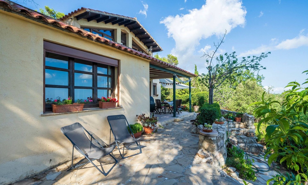 Montreal House | Chalet 'Mariti' with Sea View, Private Terrace and Wi-Fi