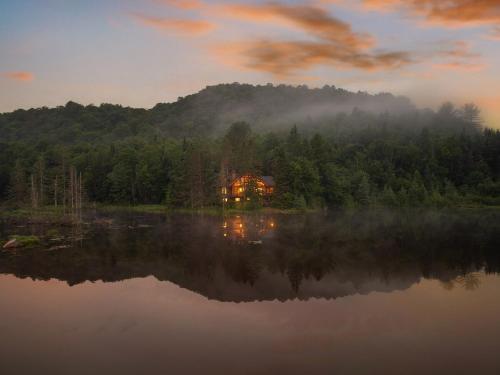 Pine Hill Ski Chalet | Chalet Mazama - Private Lake - Hot Tub - 16P