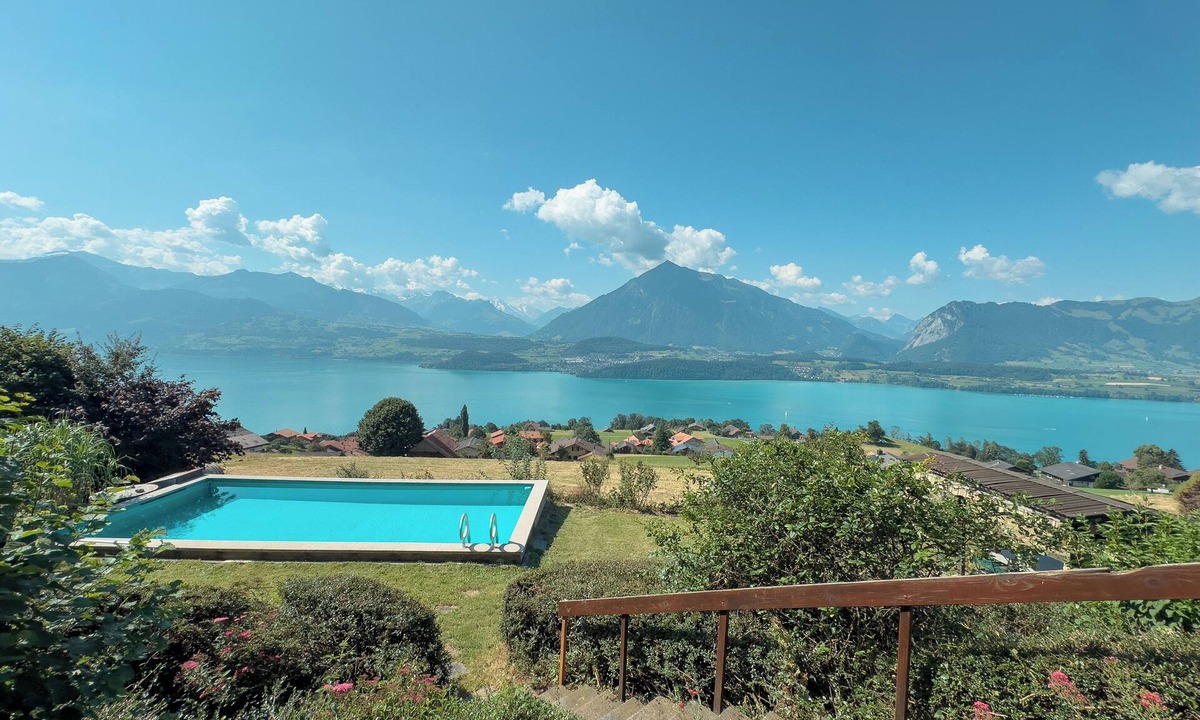 Aeschlen ob Gunten Ski Chalet | Chalet mit Pool und Sicht auf den Thunersee