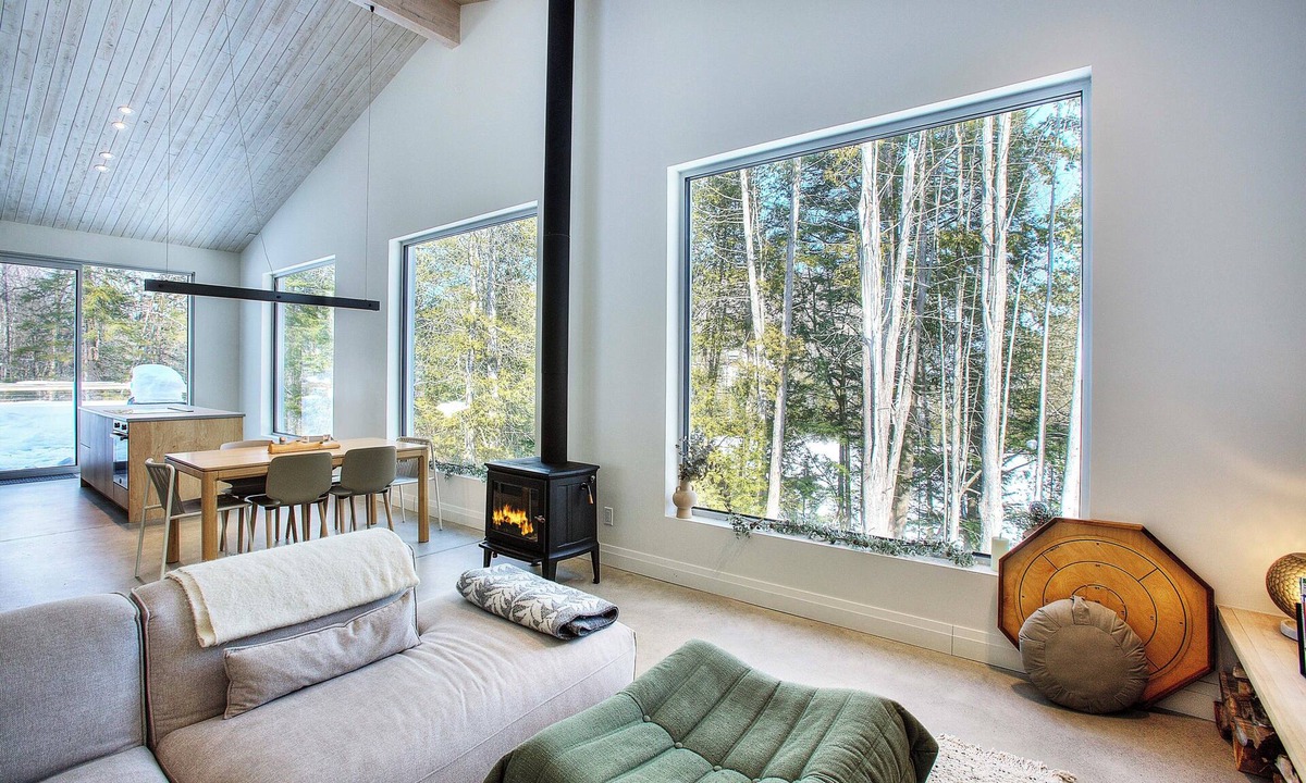 Les Pays-d'en-Haut Regional County Municipality Ski Chalet | Chalet Nørdva – Lakefront Spa & Sauna