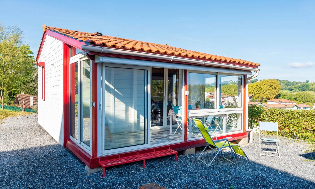 Hasparren Ski Chalet | Chalet 'Ortalon - Hasparren' with Shared Pool, Wi-Fi, and Air Conditioning