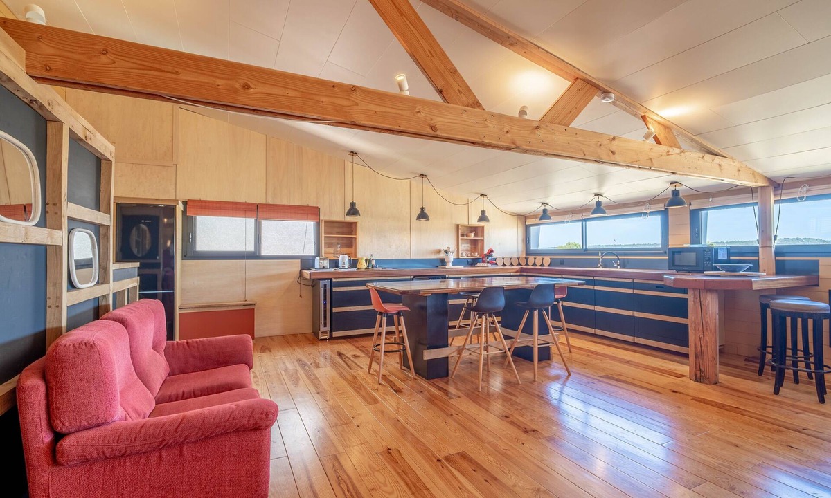 Gruissan Apartment | Chalet 'Passion Loft' with Sea View, Private Terrace, and Wi-Fi