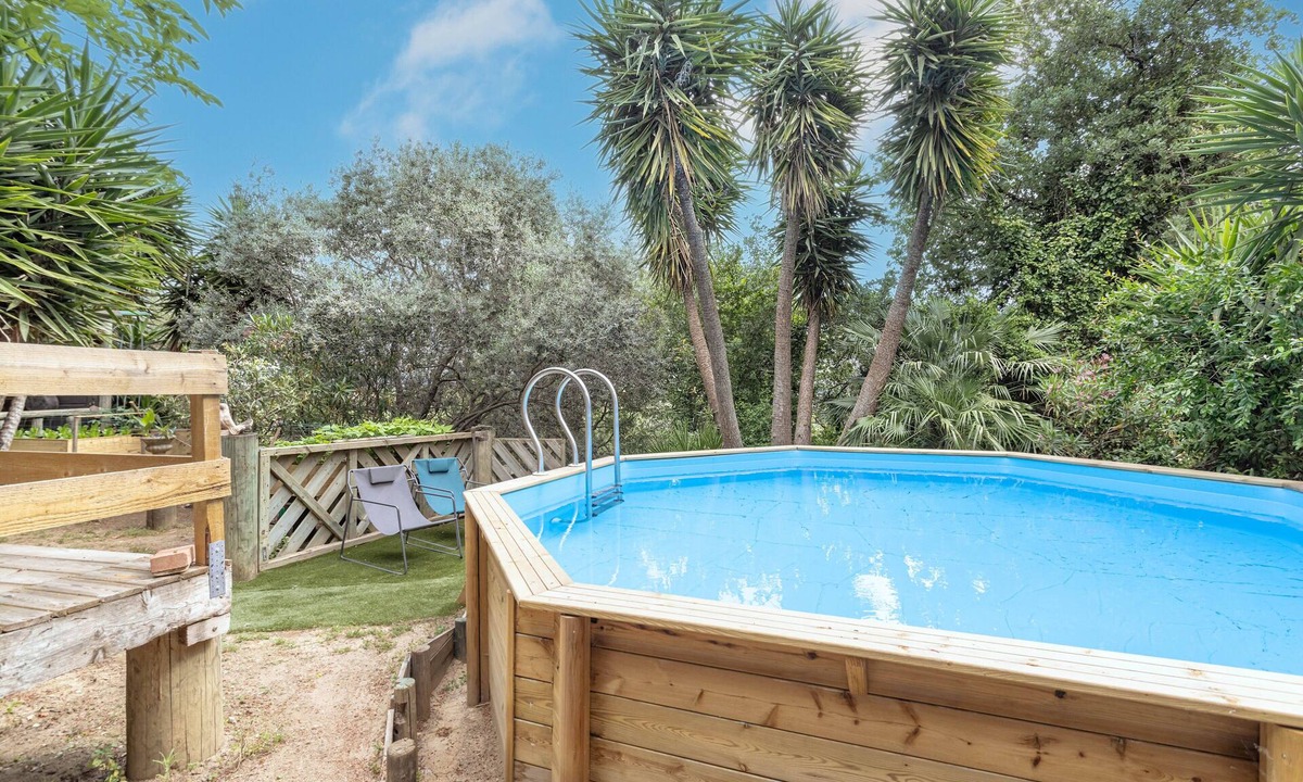 Banyuls-dels-Aspres Ski Chalet | Chalet 'Petite Maison De Bois' with Mountain View, Wi-Fi and Air Conditioning