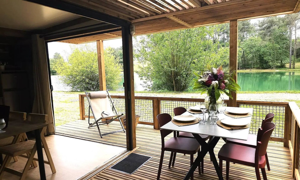 Douville Ski Chalet | Chalet Premium double exposure facing the pond 5 persons