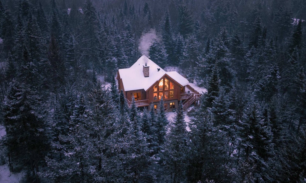 Fiddler Lake Resort Ski Chalet | Chalet Red Deer at Fiddler Lake with Spa, Sauna, and Private Pool