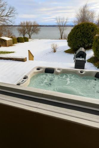 Grenville-sur-la-Rouge House | Chalet RiverSide - Waterfront, SPA