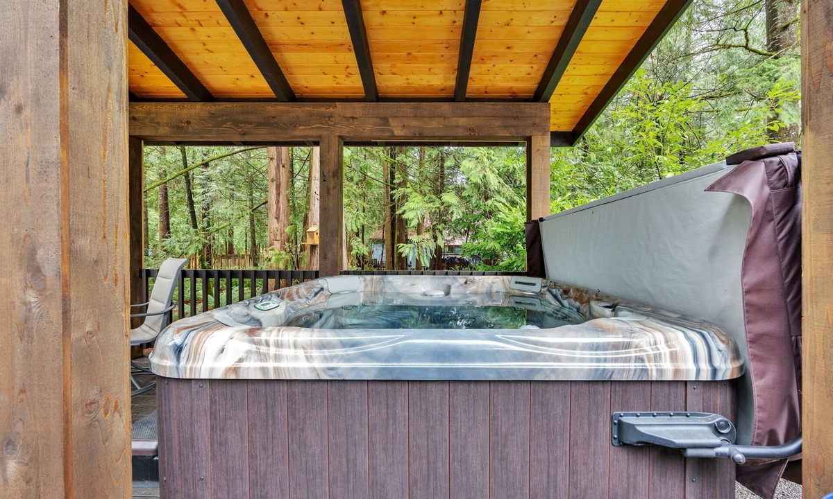 Marmot House | Chalet Seraphina - Cozy Pet Friendly Hot tub