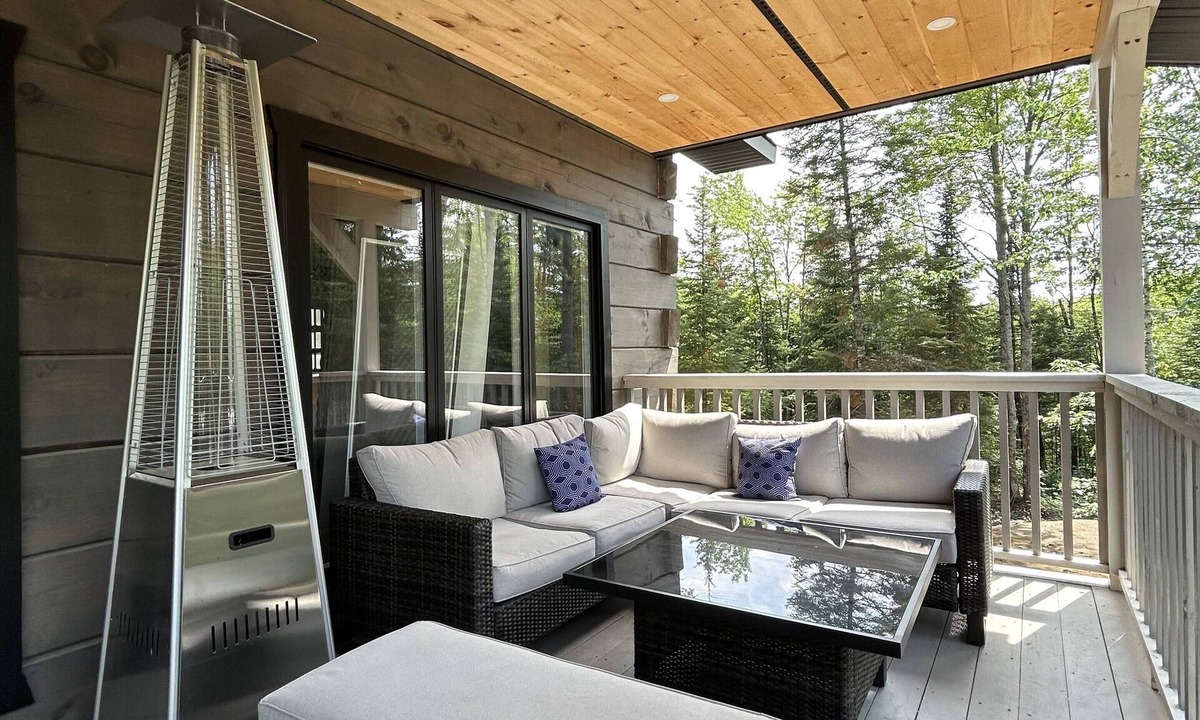 Leslie-Clapham-et-Huddersfield Cottage | Chalet St-Aubin : Luxurious Lakeside Log Home