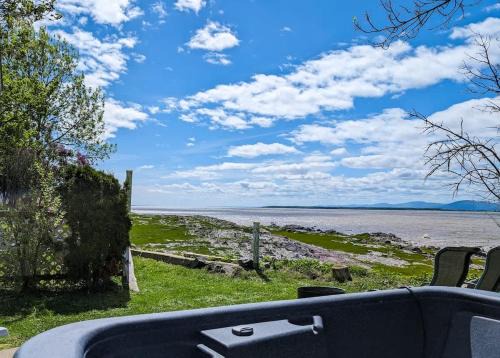 Cap-Saint-Ignace Ski Chalet | Chalet Studio #3 Waterfront with Spa, Fireplace & Wifi