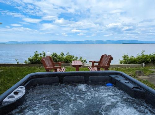 Cap-Saint-Ignace Ski Chalet | Chalet Studio #5 Waterfront with Spa, Fireplace & Wifi