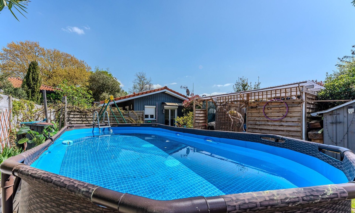 La Teste-de-Buch House | Chalet "Studio Bassin D'Arcachon" with Shared Pool, Private Terrace & Wi-Fi