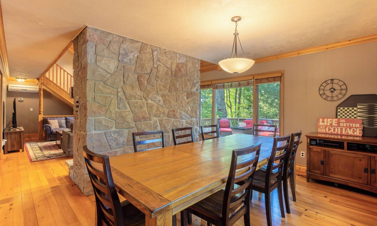 Grand Bend Cottage | Chalet style Spacious 4BR/3BA, steps from the beach nMulti-family, pet friendly