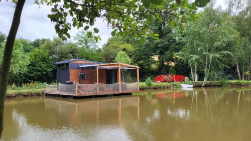 Chaille-sous-les-Ormeaux Boat Rental | Chalet sur l'eau dans un cadre idyllique