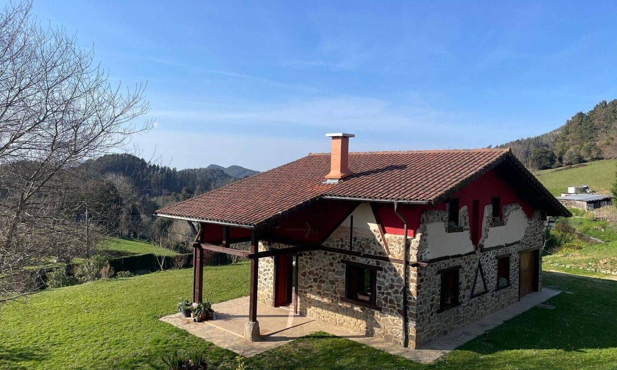 Nabarniz House | Chalet 'Txatonea' with Mountain View, Private Terrace and Wi-Fi