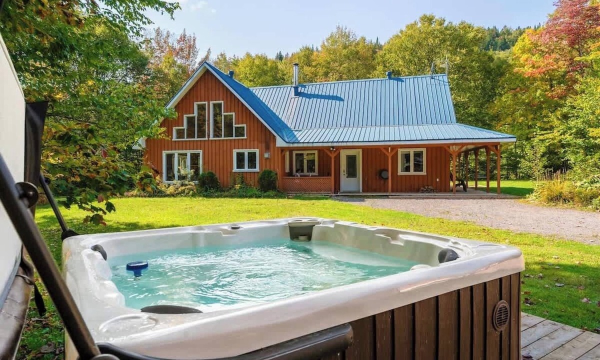 Saint-Raymond Cabin | Chalet w/Pool Table, Fireplace & Hot Tub for Fun