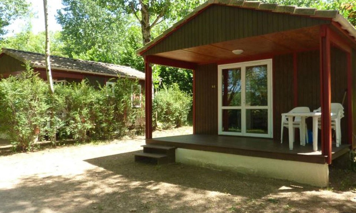 Badefols-sur-Dordogne Ski Chalet | Chalet with Terrace and 2 Bedrooms in Badefols-sur-Dordogne