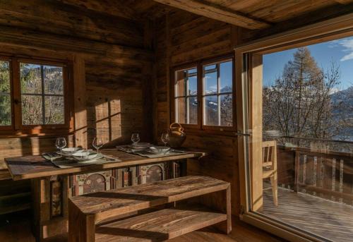 Meiringen Ski Chalet | Chalet with fireplace and sauna