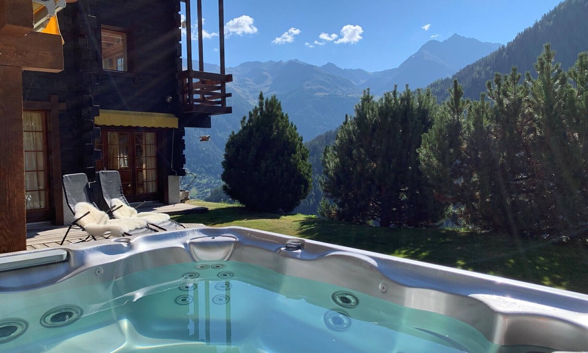 Grimentz Ski Chalet | Chalet with Jacuzzi, very comfortable 8 - 10 persons : ground floor : spacious entrance with wardrob