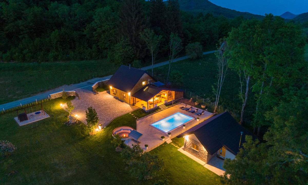 Gospic Ski Chalet | Chalet with private saltwater pool and wellness | Holiday Home Mali Medo