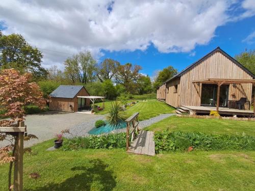 Gouezec House | Chalets de pont cob avec spa