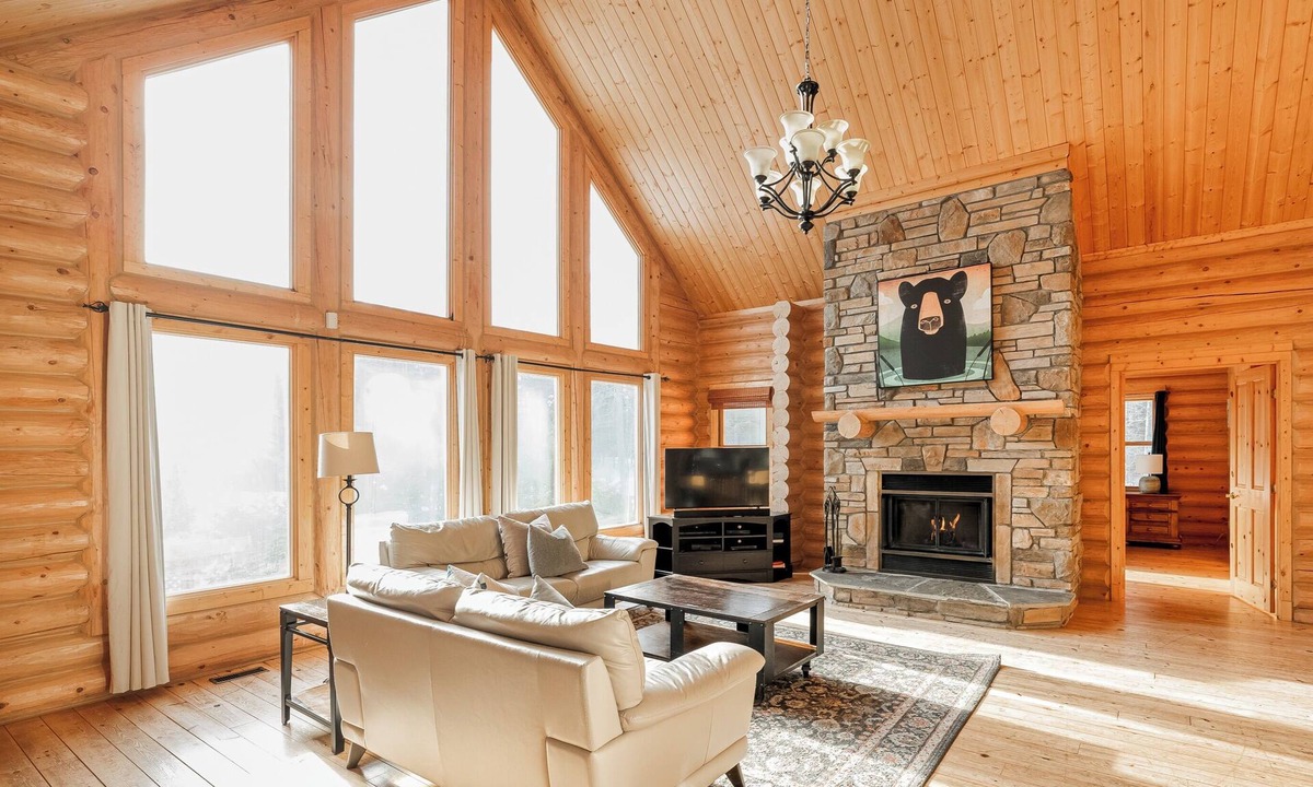 Fiddler Lake Resort Ski Chalet | ChaletsOasis Luxury Log Home with outdoor Hot Tub