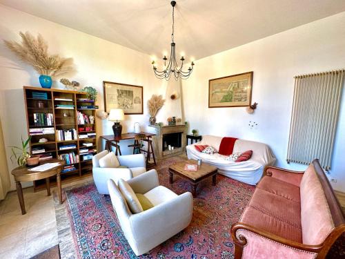 Autun House | Chaleureuse maison rustique, vue vestige romain