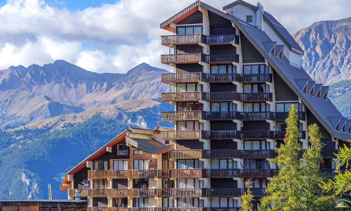 Pra Loup Apartment | 'Chaleureux 4 Couchages' Apartment with Mountain View, Private Terrace and Wi-Fi