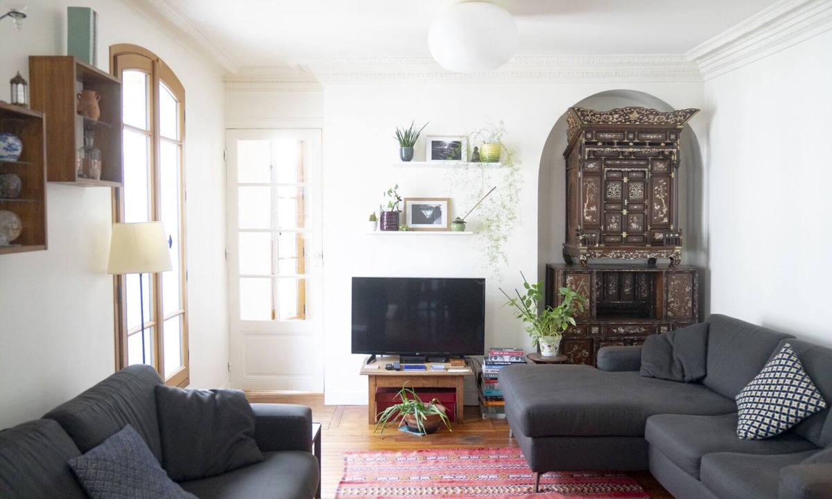 10th Arrondissement Apartment | Chaleureux Appartement Parisien Dans un Quartier Vivant