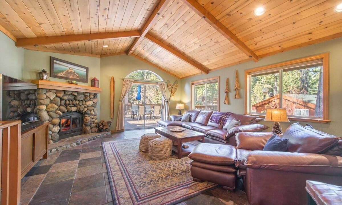 Talmont House | Challies Chalet Pool table, sauna, game room!