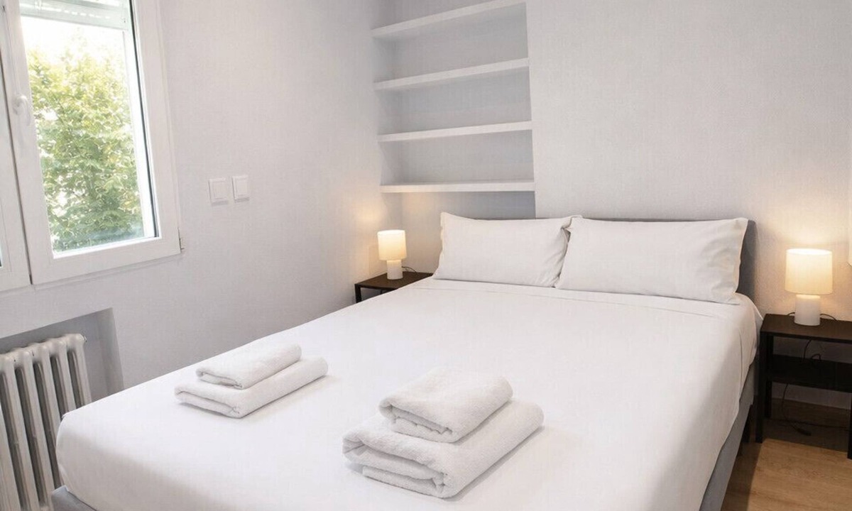 Cotos Bed & Breakfast | Chamartín Smart Stay | Double Room with Excellent Connectivity