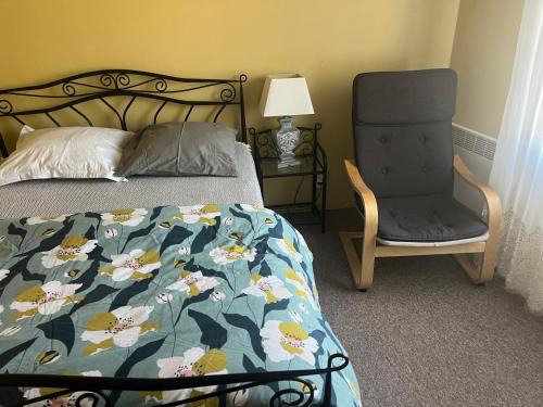 Combaillaux Bed & Breakfast | Chambre à l'étage salle de bains au rez de chaussée