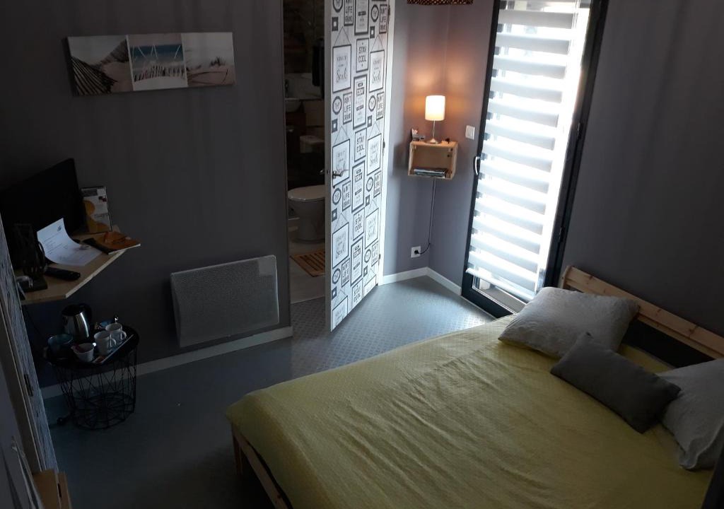 Ver-sur-Mer Bed & Breakfast | Chambre 150m des plage