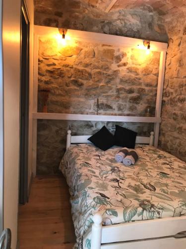 Saint-Genest-de-Bauzon House | Chambre atypique dans une cave voutée avec petit déjeuner