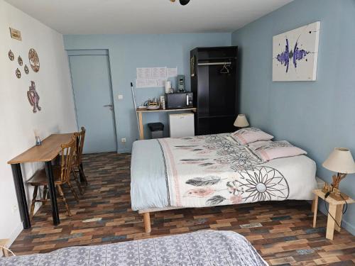 La Celle-sous-Gouzon Apartment | Chambre avec 2 lits double, douche et WC privés - Accès autonome - Parking