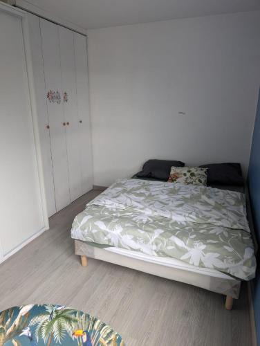 Survilliers House | Chambre avec douche privative