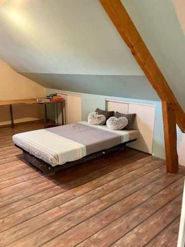 Montfort-le-Gesnois House | Chambre avec salle de douche - Maison familiale
