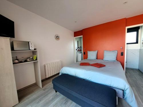Tourville-sur-Arques House | Chambre avec salle de bain privative et borne de recharge électrique T2