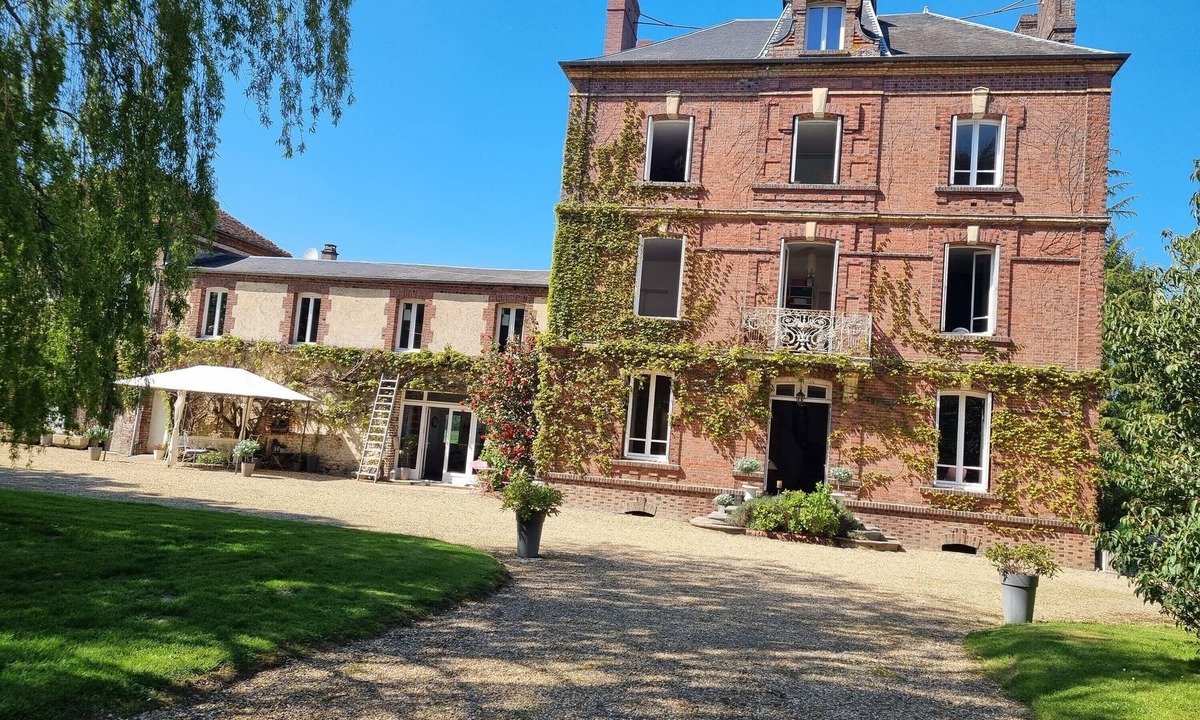 Le Mesnil-Guillaume Bed & Breakfast | Chambre Blanche Guest Room with Shared Terrace, Garden, and Wi-Fi